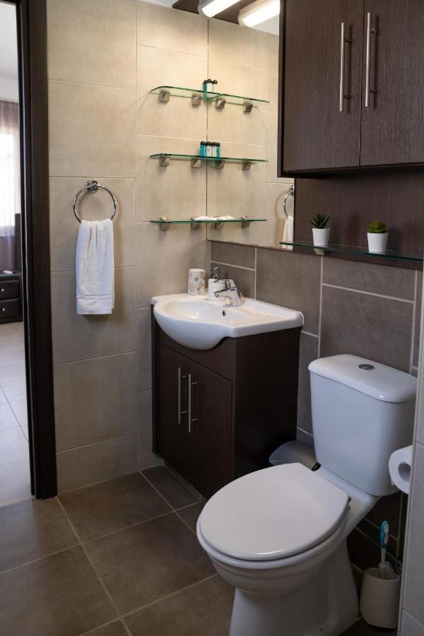 Palm Villa Ekaterina 4 Bdrm Paralimni Exterior foto